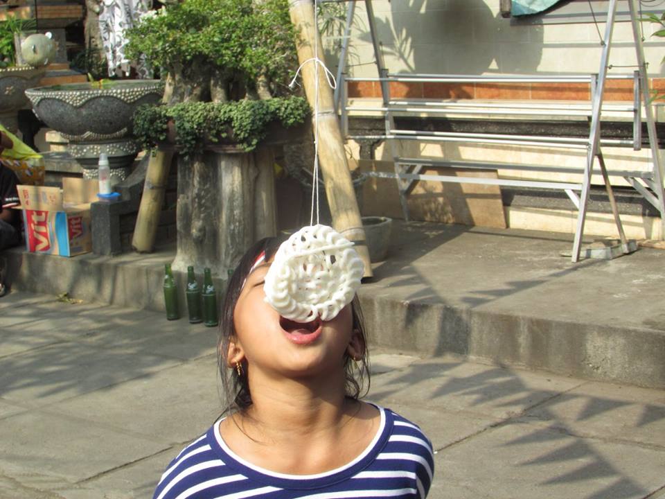 makan krupuk