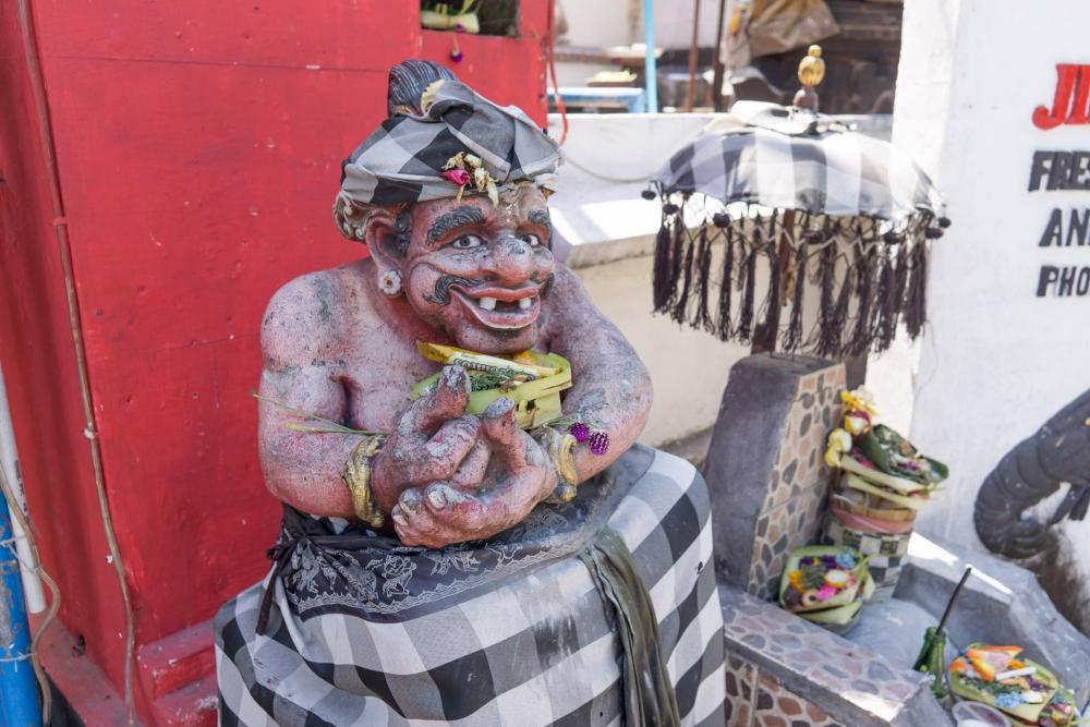 Pourquoi à Bali statues et arbres sont habillés
