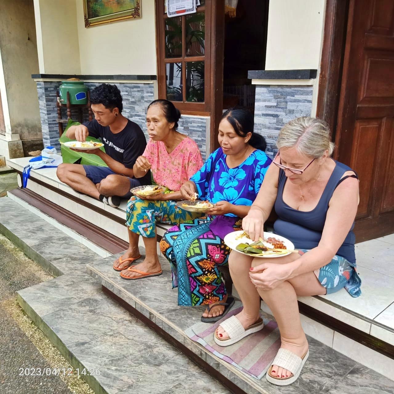 Déjeuner avec les habitants