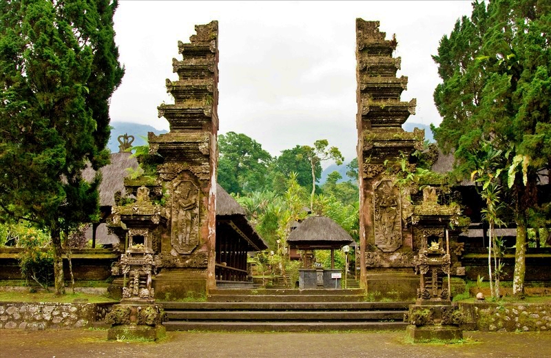 Le temple Batukaru dans la forêt