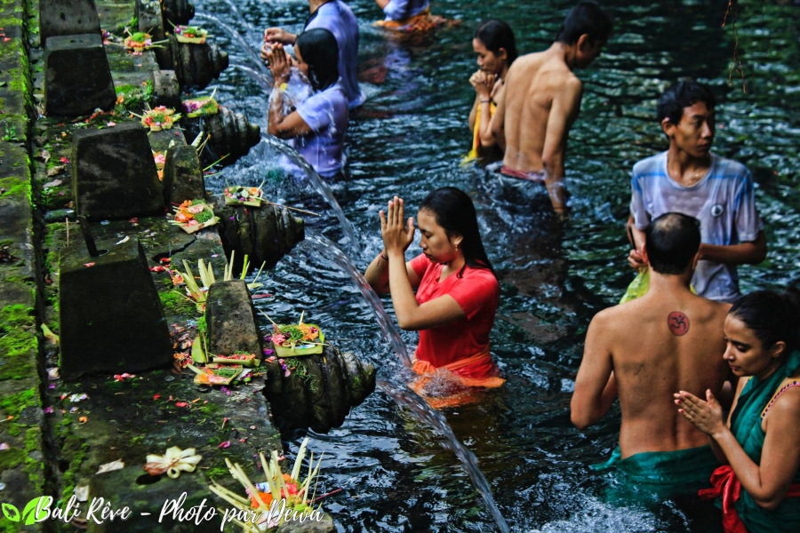 A Bali on purifie son âme avec le melukat