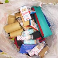 Feutres, crayons couleurs, trousses des donations reçues