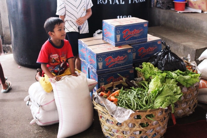 Dons décembre : riz, eau, poisson séché, légumes