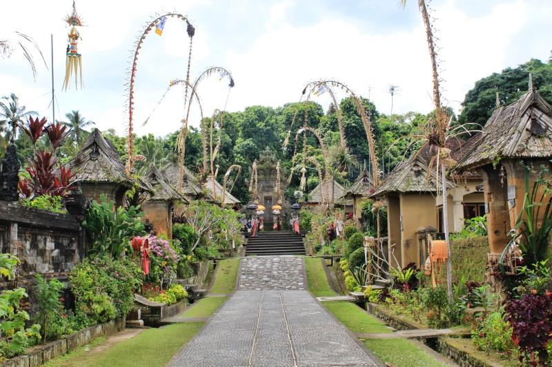 Ces drôles de bambous décorés à Bali : les penjors