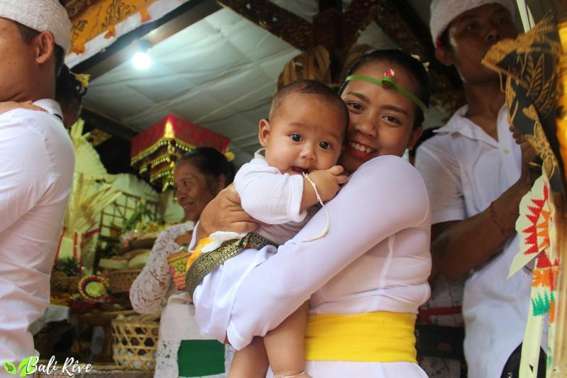 Rituels d'une enfance Balinaise  : cérémonie 3 mois du bébé