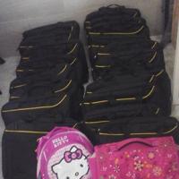 Des sacs d'école avec tout le nécessaire dedans !