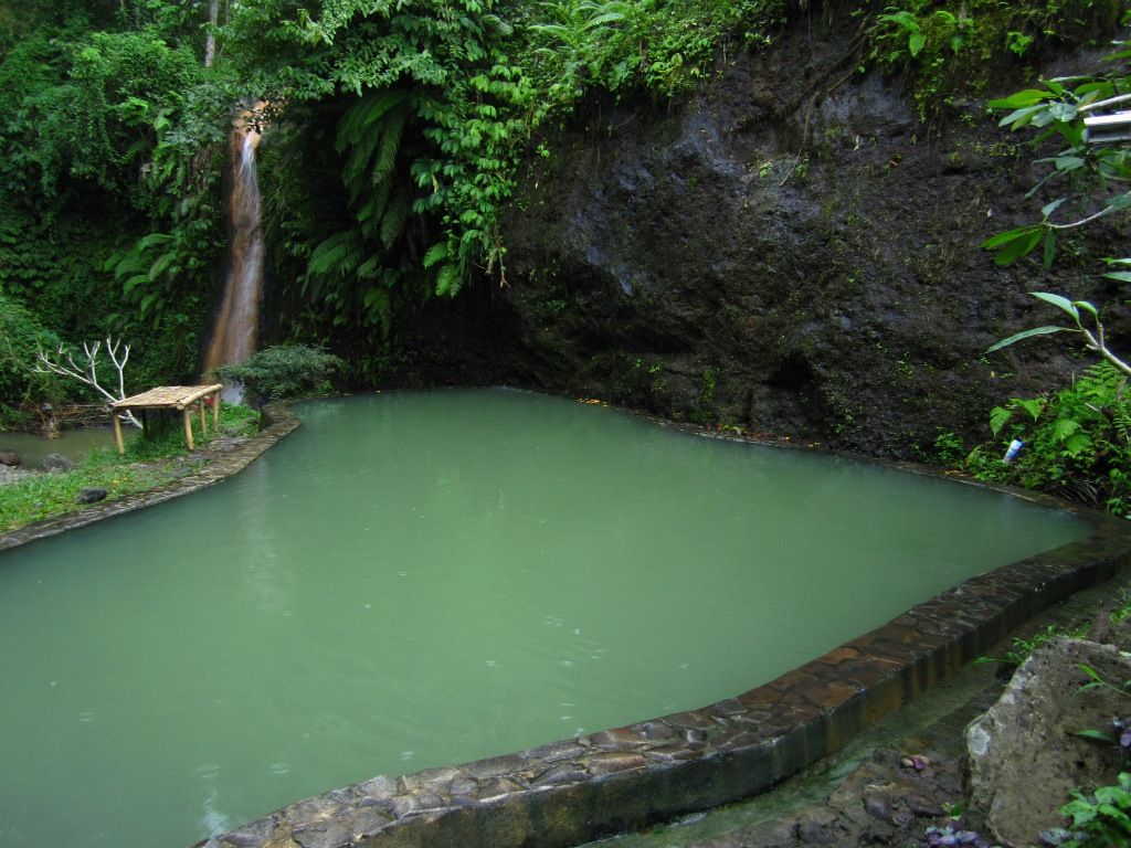 Source d'eau chaude dans village reculé