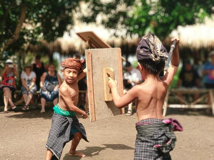 Un beau héritage culturel à Lombok : combat de bâton